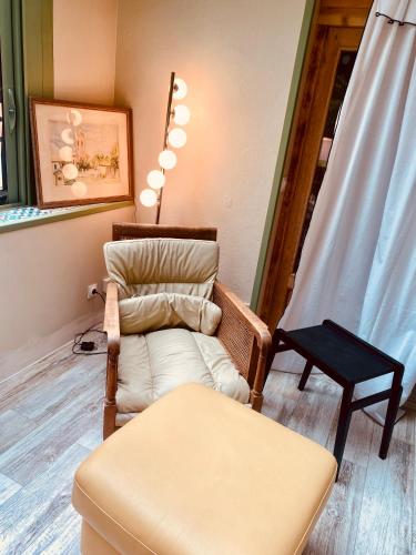 a living room with two chairs and a table at Les jardins de Phidji in Buzet-sur-Tarn