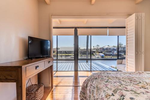 Postel nebo postele na pokoji v ubytování Waterfront on Cater