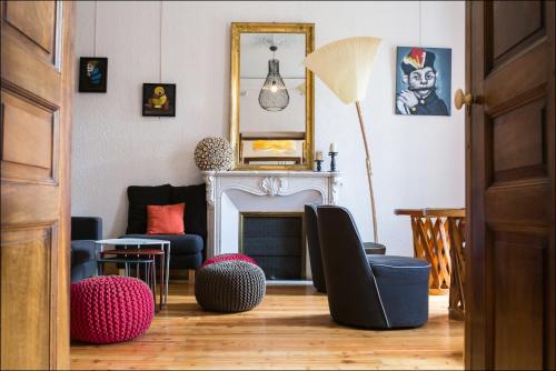 uma sala de estar com uma cadeira e uma lareira em Hotel Spa Azteca Barcelonnette em Barcelonnette