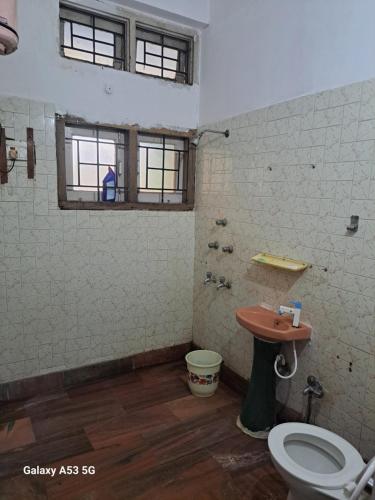 un baño con inodoro y ducha en Purple Orchid, en Guwahati