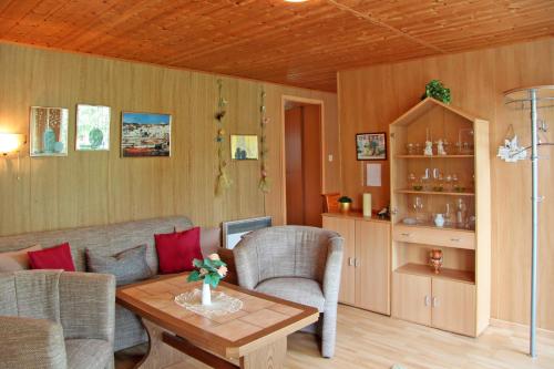 a living room with a couch and chairs and a table at Unterkünfte in Zarrendorf in Zarrendorf