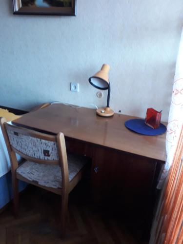 a desk with a lamp and a chair in a bedroom at apartmtnt near Victori Squaue in Kyiv