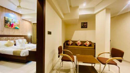 Postel nebo postele na pokoji v ubytování THE CLAN HOTEL - VIJAY NAGAR Indore
