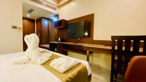 Postel nebo postele na pokoji v ubytování THE CLAN HOTEL - VIJAY NAGAR Indore