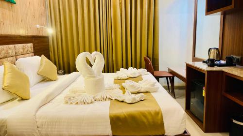 Postel nebo postele na pokoji v ubytování THE CLAN HOTEL - VIJAY NAGAR Indore
