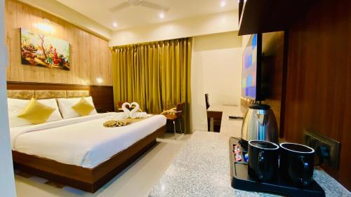 Postel nebo postele na pokoji v ubytování THE CLAN HOTEL - VIJAY NAGAR Indore