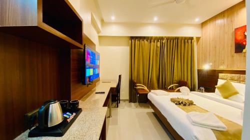 TV a/nebo společenská místnost v ubytování THE CLAN HOTEL - VIJAY NAGAR Indore