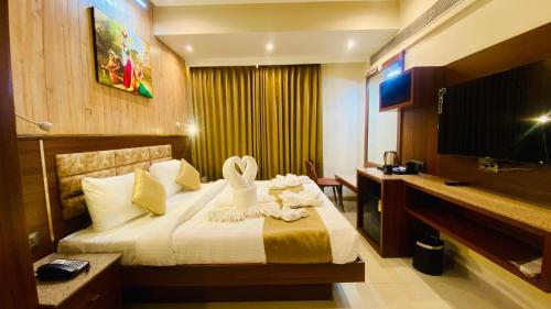 TV a/nebo společenská místnost v ubytování THE CLAN HOTEL - VIJAY NAGAR Indore