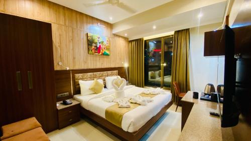 Postel nebo postele na pokoji v ubytování THE CLAN HOTEL - VIJAY NAGAR Indore