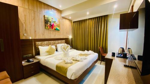 Postel nebo postele na pokoji v ubytování THE CLAN HOTEL - VIJAY NAGAR Indore