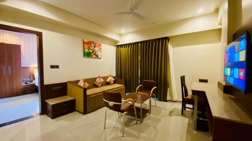 TV a/nebo společenská místnost v ubytování THE CLAN HOTEL - VIJAY NAGAR Indore