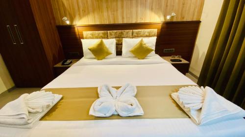 Postel nebo postele na pokoji v ubytování THE CLAN HOTEL - VIJAY NAGAR Indore