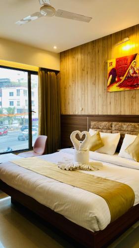 Postel nebo postele na pokoji v ubytování THE CLAN HOTEL - VIJAY NAGAR Indore