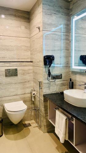 Koupelna v ubytování THE CLAN HOTEL - VIJAY NAGAR Indore