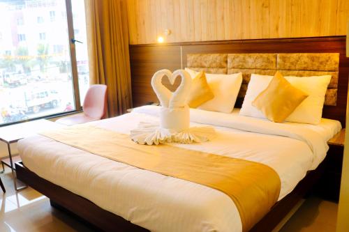 Postel nebo postele na pokoji v ubytování THE CLAN HOTEL - VIJAY NAGAR Indore