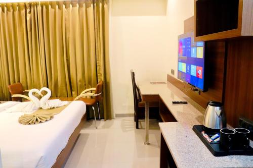 TV a/nebo společenská místnost v ubytování THE CLAN HOTEL - VIJAY NAGAR Indore