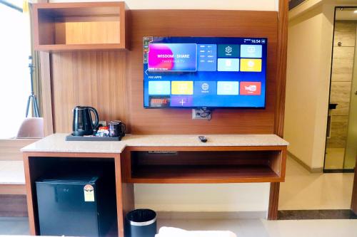 TV a/nebo společenská místnost v ubytování THE CLAN HOTEL - VIJAY NAGAR Indore