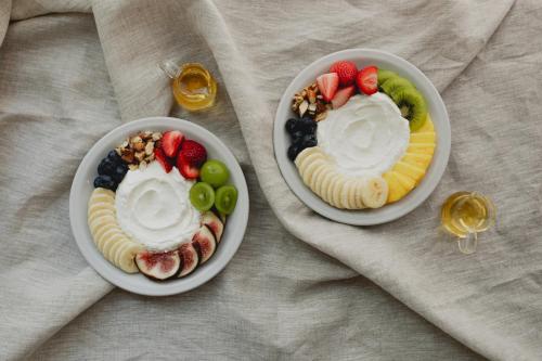 dos platos de comida con fruta en una mesa en Hotel Mei Fukuoka Tenjin, en Fukuoka