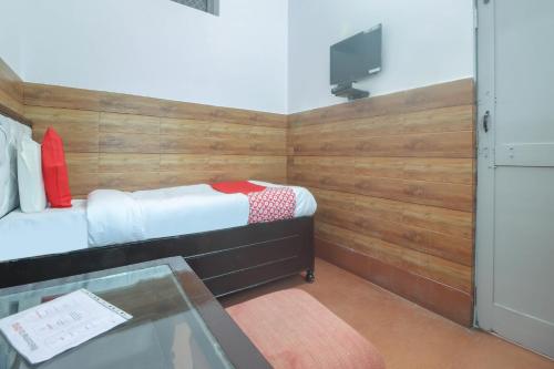 Ένα ή περισσότερα κρεβάτια σε δωμάτιο στο Hotel O Santoshi Guest House