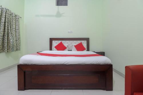 Ένα ή περισσότερα κρεβάτια σε δωμάτιο στο Hotel O Santoshi Guest House