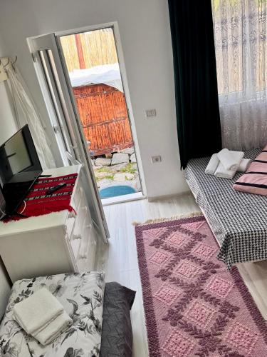 a small room with a bed and a mirror at Casa Adela in Neagra