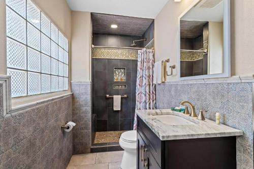 Bilik mandi di Casas de Suenos Old Town Historic Inn, an Ascend Collection Hotel