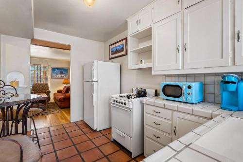Dapur atau dapur kecil di Casas de Suenos Old Town Historic Inn, an Ascend Collection Hotel