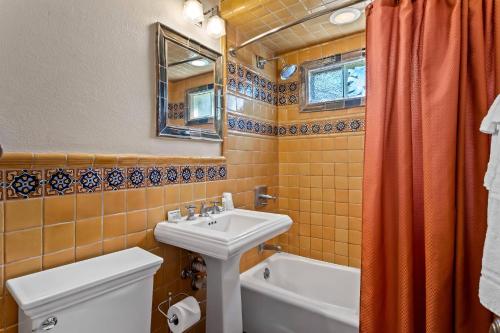 Bilik mandi di Casas de Suenos Old Town Historic Inn, an Ascend Collection Hotel