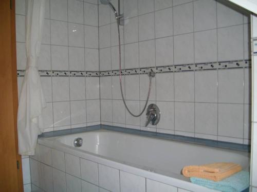 eine Badewanne mit einem Wasserhahn im Bad in der Unterkunft Ferienwohnung Mastiaux in Mirbach