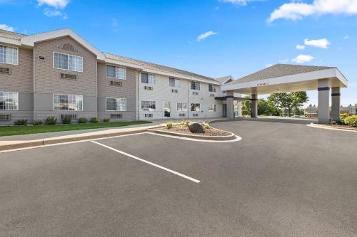 a large apartment building with a parking lot at Sleep Inn & Suites Verona - Madison Southwest in Verona