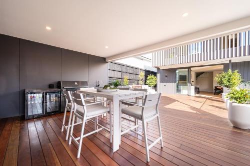 Η κουζίνα ή μικρή κουζίνα στο Seabound Luxe - Pool, Court, Walk to Beach and Village