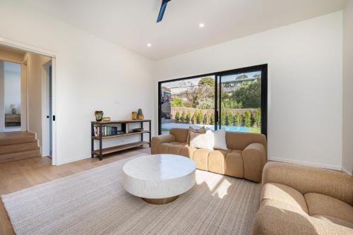 Χώρος καθιστικού στο Seabound Luxe - Pool, Court, Walk to Beach and Village