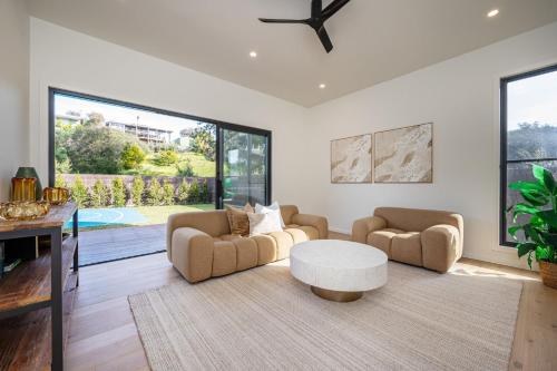 Χώρος καθιστικού στο Seabound Luxe - Pool, Court, Walk to Beach and Village