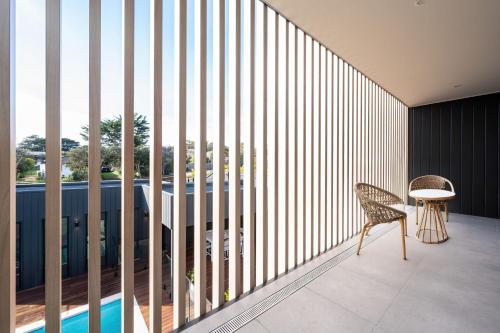Μπαλκόνι ή βεράντα στο Seabound Luxe - Pool, Court, Walk to Beach and Village