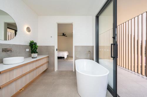 Ένα μπάνιο στο Seabound Luxe - Pool, Court, Walk to Beach and Village
