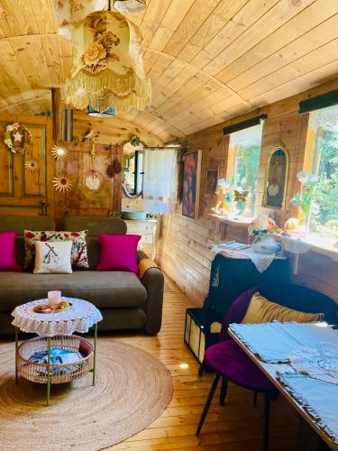 un salon avec un canapé et une table dans l'établissement Roulotte insolite U tragulinu, à Zonza