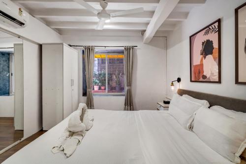 Ένα ή περισσότερα κρεβάτια σε δωμάτιο στο Sofia 1BHK Khar W by The Bombay Home Company