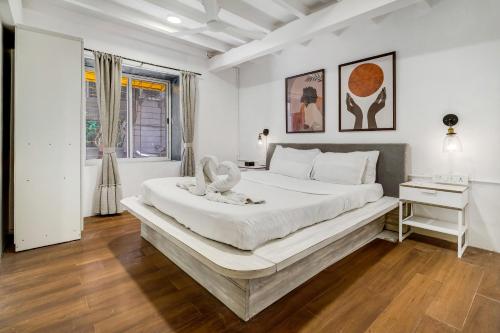 Ένα ή περισσότερα κρεβάτια σε δωμάτιο στο Sofia 1BHK Khar W by The Bombay Home Company