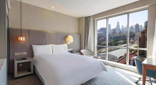 Letto o letti in una camera di Shanghai Bund South China Harbour View Hotel