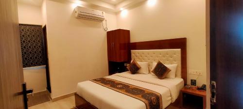 Postel nebo postele na pokoji v ubytování Hotel Varuna Grand
