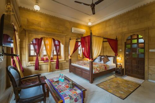 Postel nebo postele na pokoji v ubytování The Jaigarh Palace Jaisalmer