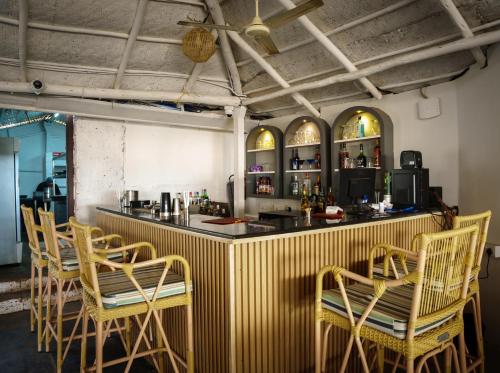 Sohvabaar või baar majutusasutuses Aralea Beach Resort By Stone Wood Premier