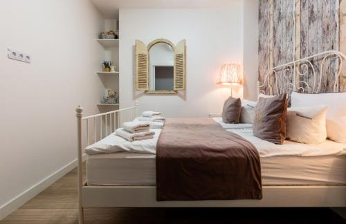 a bedroom with a bed and a mirror on the wall at Apartamenty Gdańsk EU - Waterlane in Gdańsk