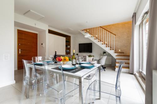 a dining room with a table and chairs at Apartamenty Gdańsk EU - Waterlane in Gdańsk