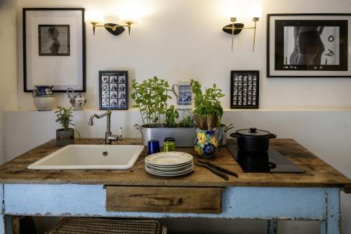 - un comptoir de cuisine avec un évier et des assiettes dans l'établissement Appartement de Sophie, à Sète