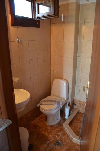 A bathroom at Villas Gemeli