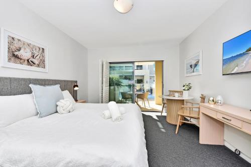 Postel nebo postele na pokoji v ubytování J's Resort Pacific Blue Swim Up-Studio B