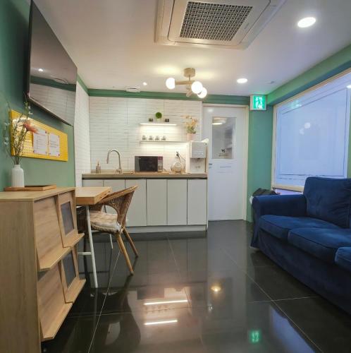 Кухня або міні-кухня у Olive Hostel Dongdaemun