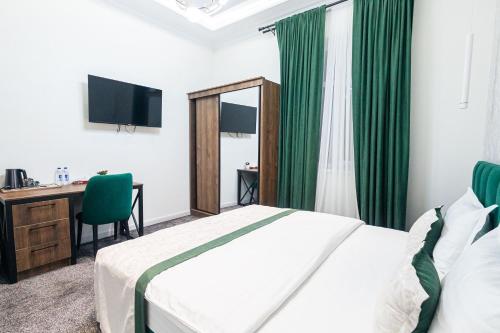 TV a/nebo společenská místnost v ubytování Safir Hotel