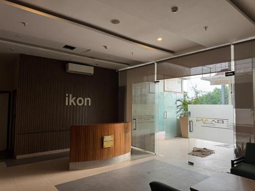 um saguão de um prédio com uma placa na parede em French Vibes- Luxury apartment, flat, high rise in Gurgaon, Delhi, NCR em Gurgaon